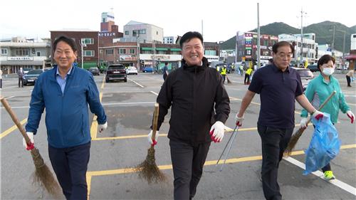 최재구 예산군수 첫 일정은 시장 청소 후 국밥 간담회