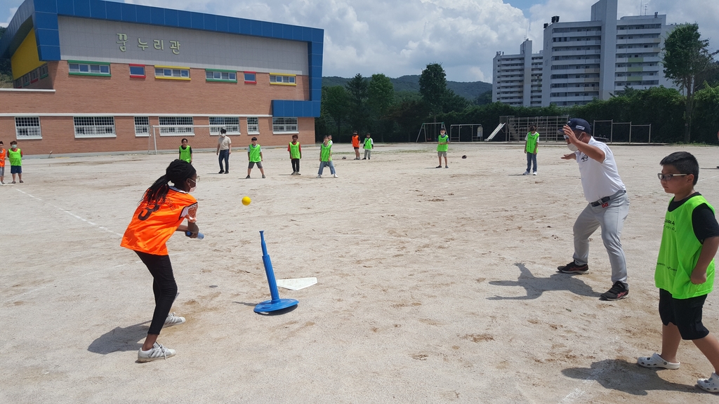 KBO, 동두천 보산초교에서 '찾아가는 티볼 교실'