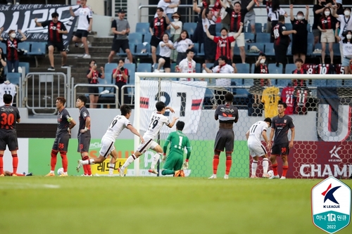 K리그1 포항, 울산과 '동해안 더비' 2-0 완승…김승대 멀티골(종합)