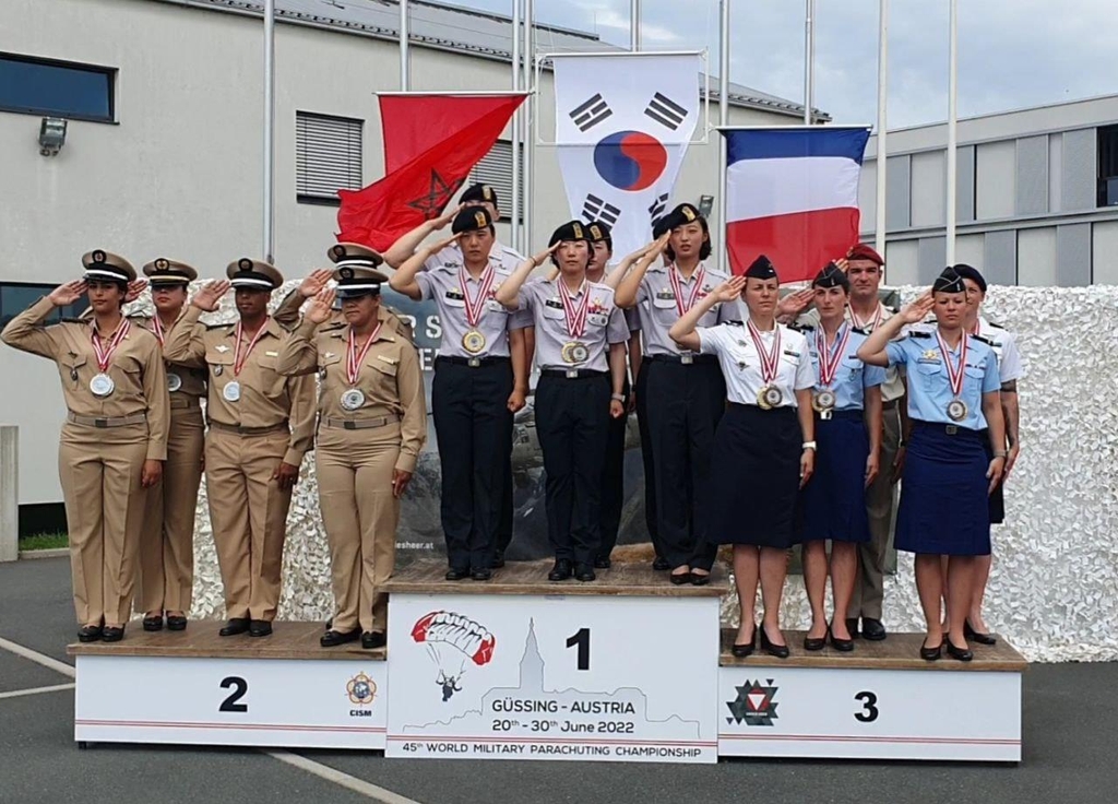 특전사 여군, 창공을 제패하다…세계군인강하대회 첫 금메달