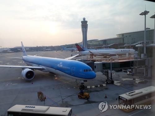 인천공항 인근 불법 드론…활주로 이착륙 중단·항공편 지연