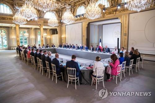 마크롱, 성폭행 의혹 장관 경질…내각 개편하며 전열 재정비(종합)