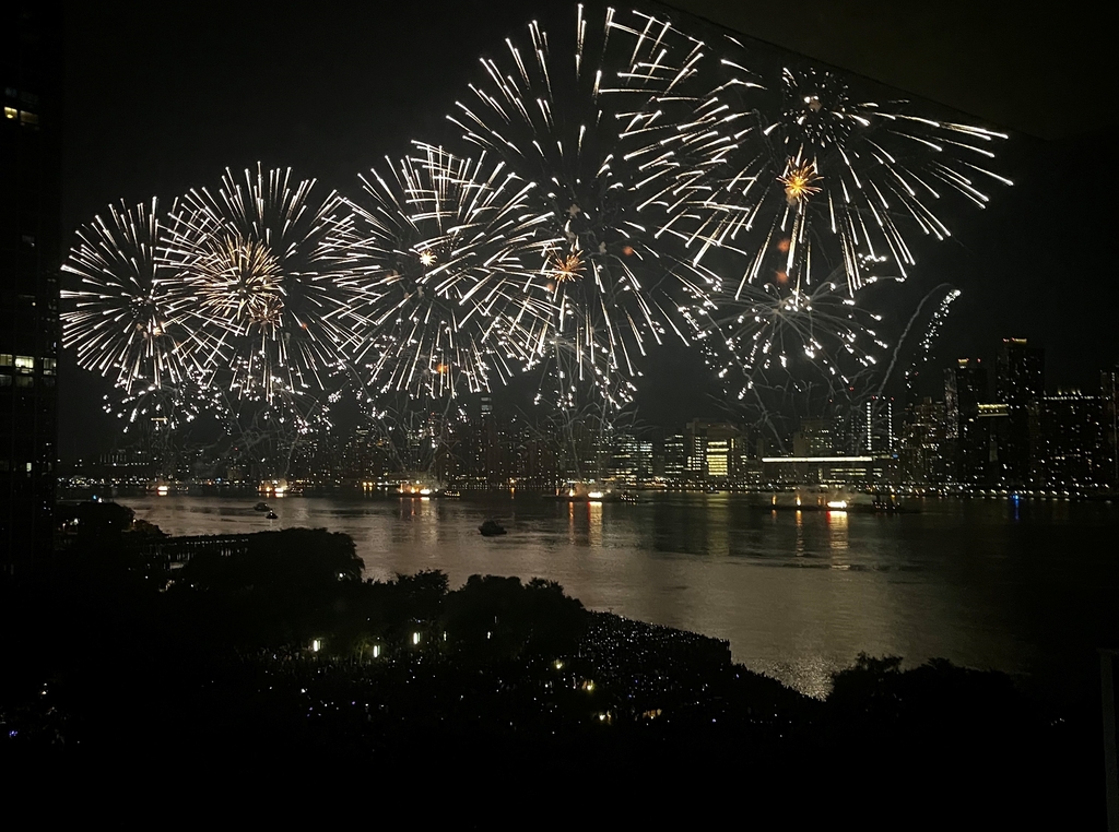 [월드&포토]  50,000 fireworks embroidered in the New York sky