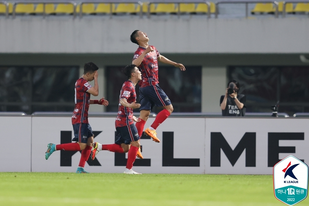 김천, 제주에 4-0 대승·10경기만의 승리…포항은 성남에 역전승