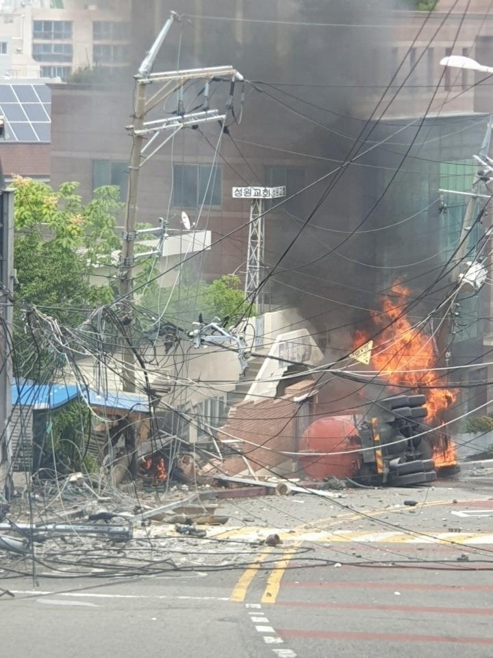 부산서 정화조 차량 전신주 충돌 후 불…운전자 숨져