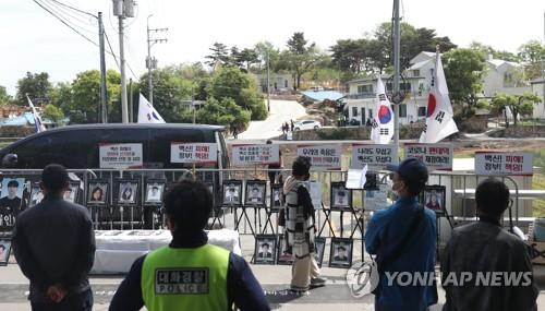 文 전 대통령 평산마을 장기 1인 시위자, 이웃마을로 전입