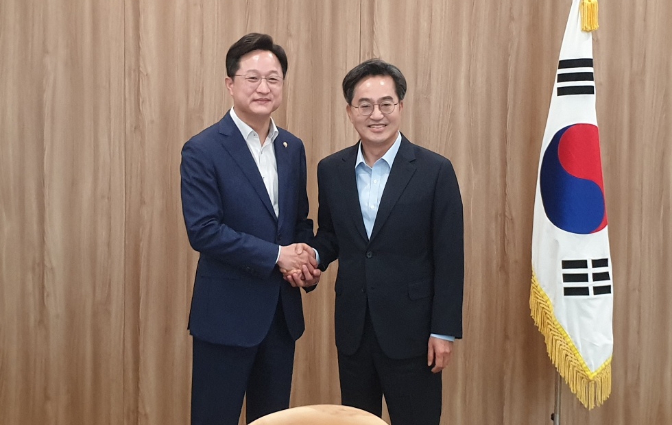 민주당 당권 도전 강병원 의원, 김동연 경기지사와 환담
