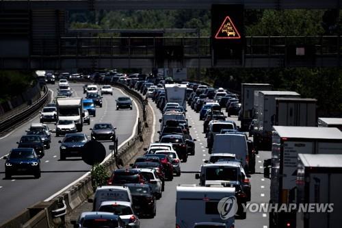 주유비 지원·연금 인상…프랑스, 26조원규모 지원책 마련