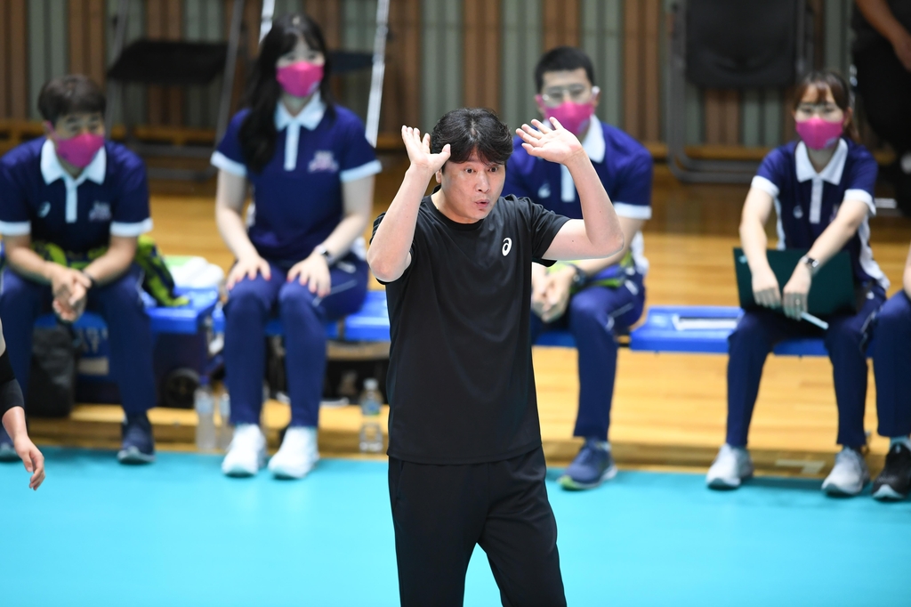 흥국생명 '빠른 배구'로 리빌딩…권순찬 감독·김연경 한목소리