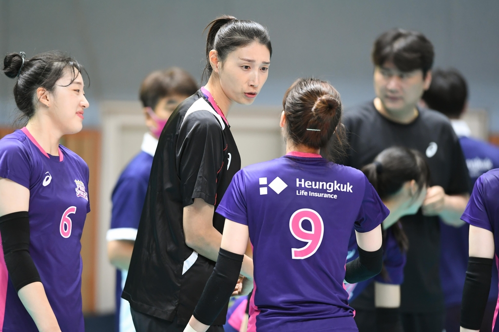 흥국생명 '빠른 배구'로 리빌딩…권순찬 감독·김연경 한목소리