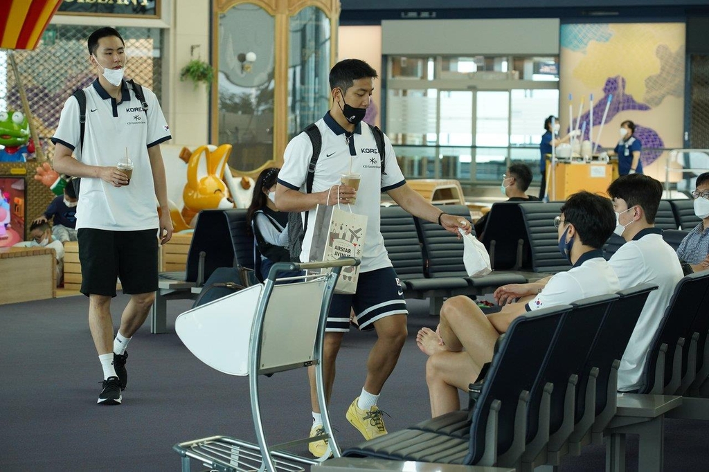 농구대표팀, FIBA 아시아컵 치르려고 출국…"4강 이상 가겠다"