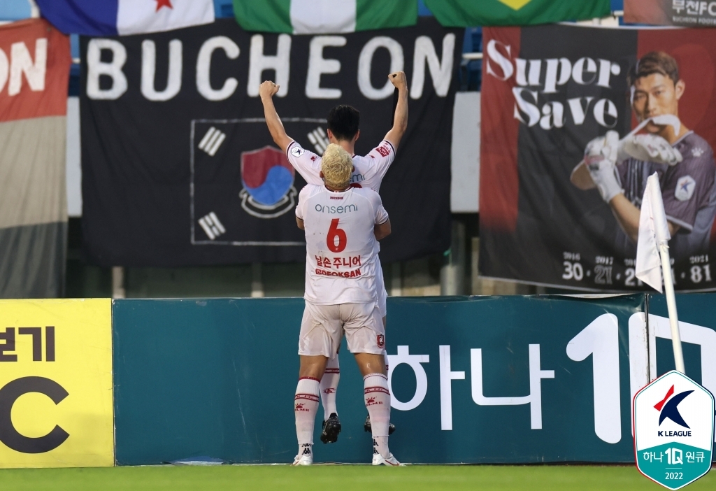 K리그2 부천, '꼴찌' 안산에 2-1 진땀승…3위로 전진