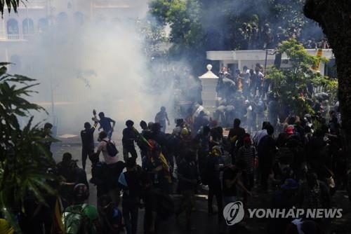 스리랑카 총리 사임 거부하고 '비상사태' 선포…시위 격화(종합)