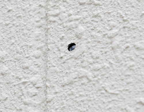 아베 피격 장소서 약 90ｍ 떨어진 벽에서도 탄흔 추정 구멍 발견