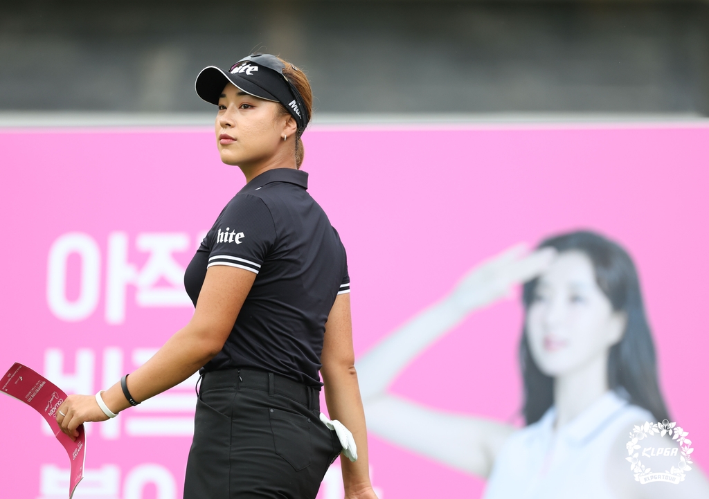 300야드 '펑펑' 윤이나, KLPGA 투어 첫 승 보인다…사흘째 선두