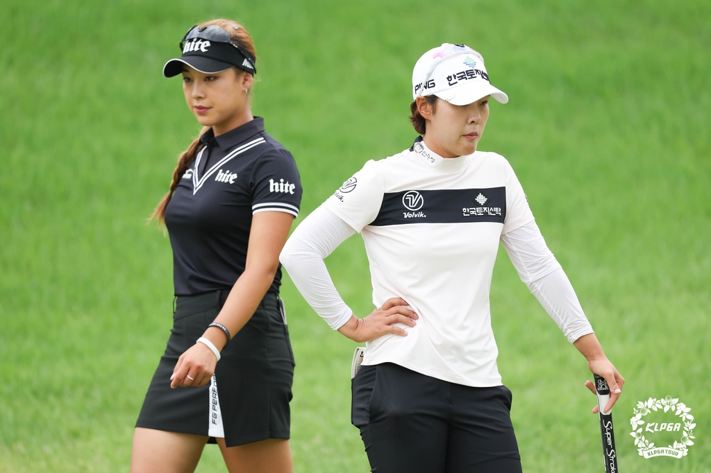 300야드 '펑펑' 윤이나, KLPGA 투어 첫 승 보인다…사흘째 선두