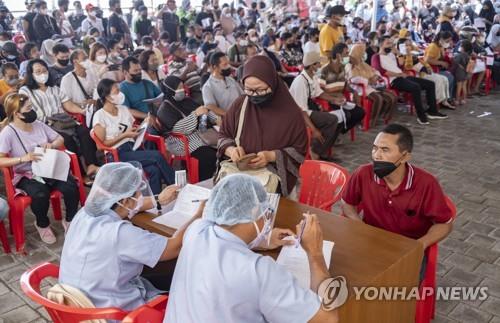 인니, 공공시설·대중교통서 백신 3차접종 사실상 의무화