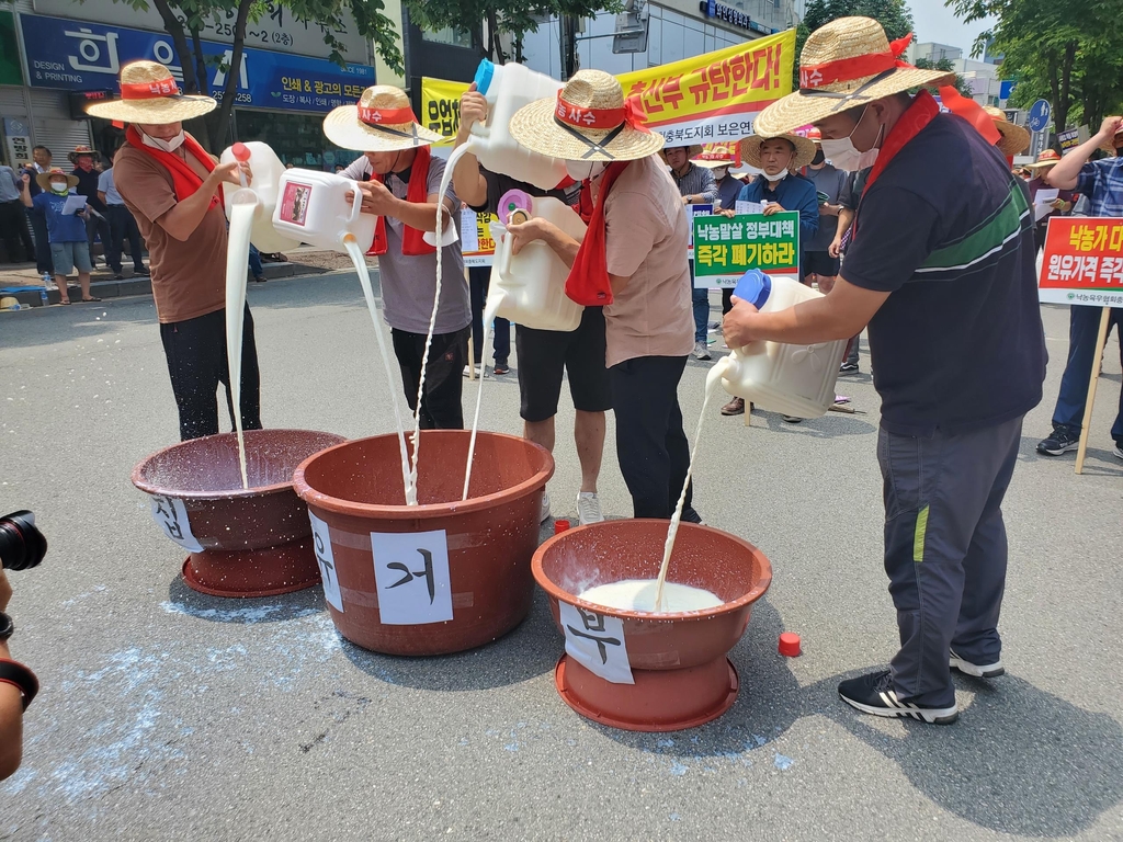 충북 낙농단체 "낙농제도 개편 반대…납유거부도 불사"