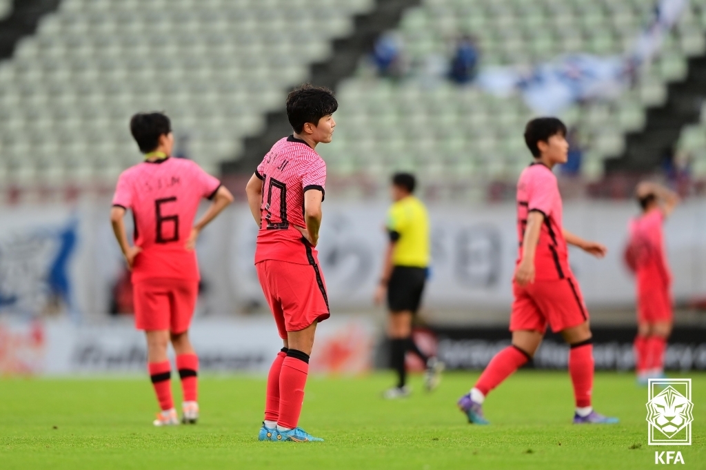 쓴소리 쏟아낸 여자축구 벨 감독 "한일전, 이길 경기 놓쳤다"