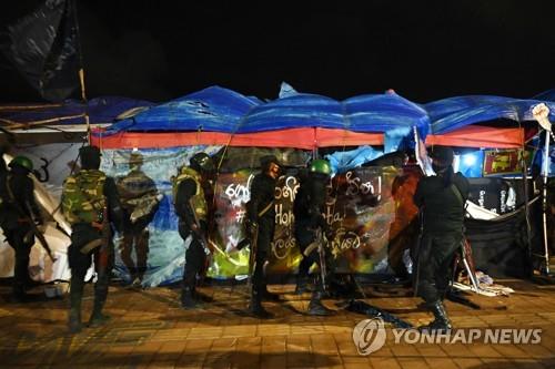 스리랑카 군경, 대통령실 앞 반정부 시위대 강제해산