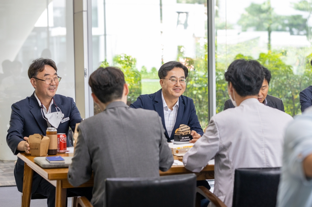 김동연 "난 남경필·이재명 아냐…원칙깨는 정치의길 안따를 것"