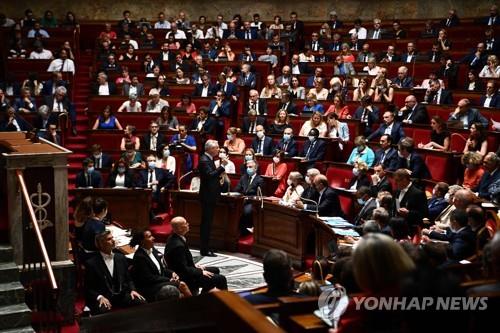 인플레 맞서 연금·수당 인상…구매력 보호법 프랑스 하원 통과