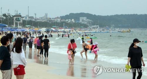 '본격적인 여름 휴가철'…전국 해수욕장 피서객 '북적'