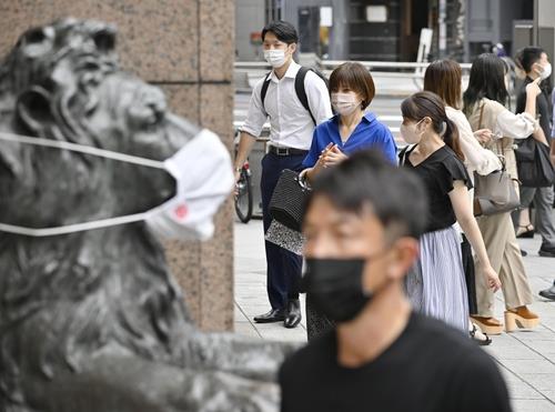 일본 코로나19 확진자 월요일 최다 12만여명…열차 운행도 차질