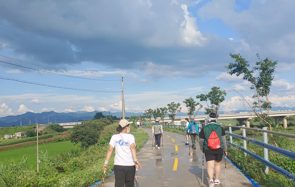 "만경강길 함께 걸어요"…완주군, 노르딕워킹 프로그램 개설