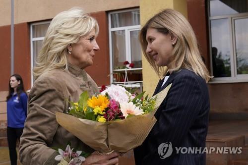 美 세컨드젠틀맨, 코로나에 발묶인 바이든 대신 '추모의벽' 축하