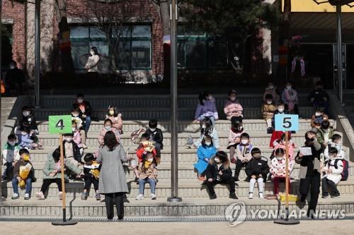 76년만에 초등 입학연령 하향 추진…시작부터 논란 예고