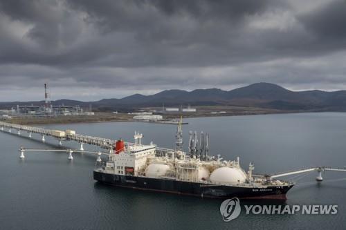 "러, 사할린-2 LNG 구매대금 러 은행계좌로 송금 요구"