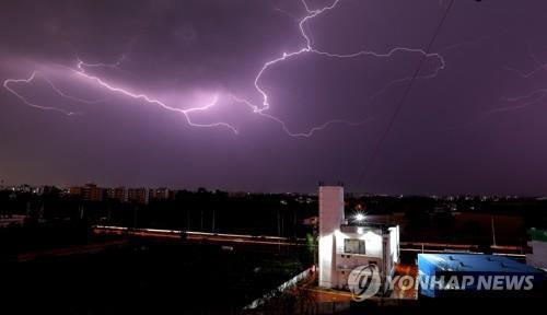 '우기' 인도 북부서 낙뢰에 며칠간 70여명 사망