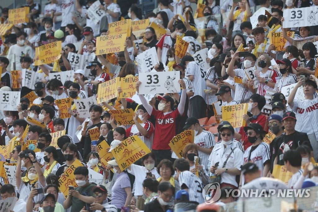 잠실구장, 2019년 9월 이후 첫 매진…박용택 은퇴식