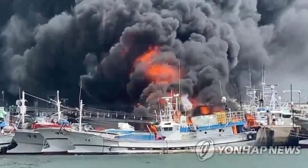 제주 한림항 정박 어선 3척 화재…3명 중상·2명 실종