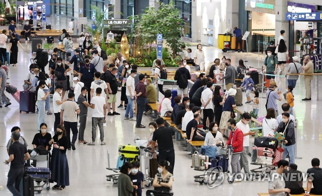 '북적이는 인천공항' 승객 9배 폭증…하루 404편 운항