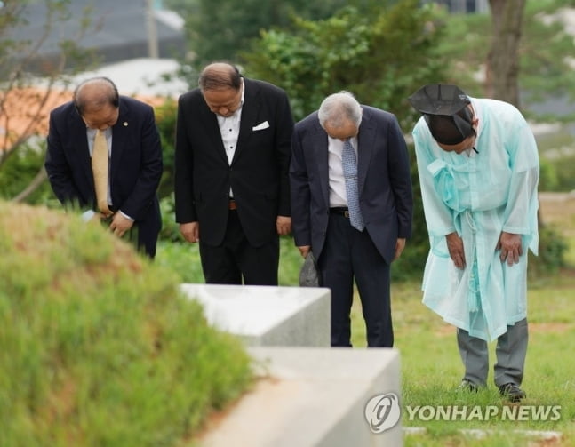 日 끌려간 도예가의 후손…424년만에 선조 묘 참배