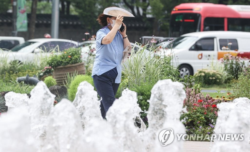 내일 낮 최고 36도 '찜통 더위'…내륙에 소나기