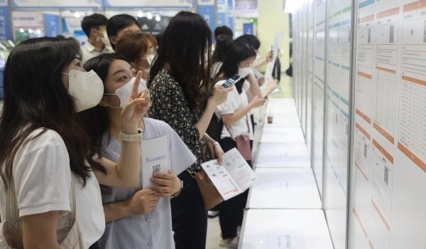 여전히 절반이 '노인 일자리'…6월 취업자 84만명 증가