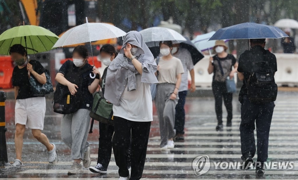 중부 호우주의보…행안부 위기 경보 '주의' 상향