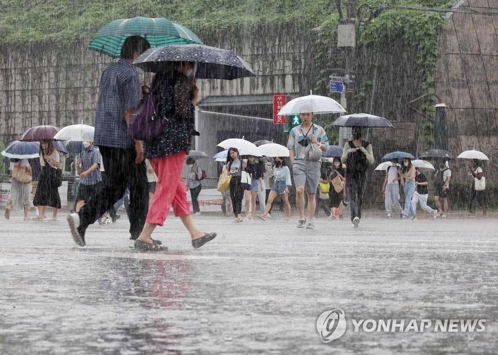 내일도 오전까지 많은 비…오후엔 30도 폭염