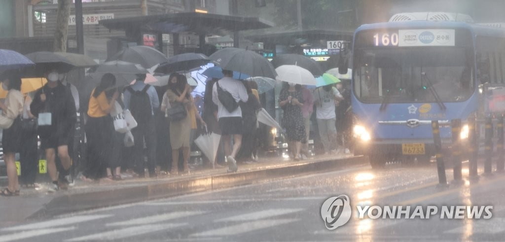 1호선 금천구청역 침수…퇴근길 곳곳 혼잡에 시민 불편