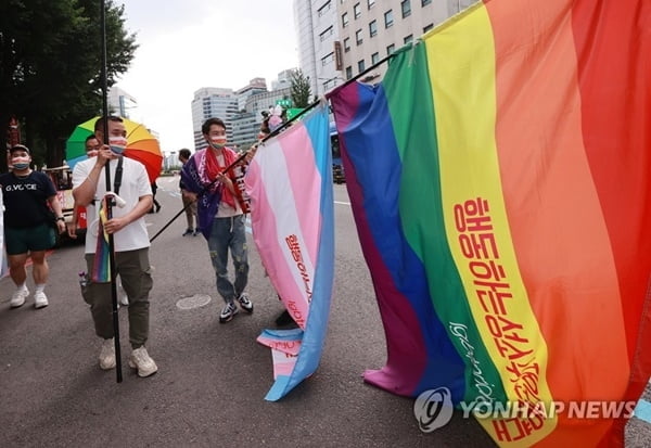 동성애 '퀴어축제' 도심서 열려…"차량 정체 극심"