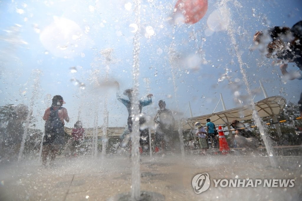 내일도 '푹푹 찐다'…밤부터 전국에 장맛비