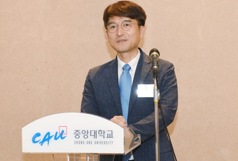 ‘2022 중앙대 언론동문회 정기 총회’에서 김대홍 신임 회장이 인사말을 하고 있다 (사진=중앙대언론동문회 제공)