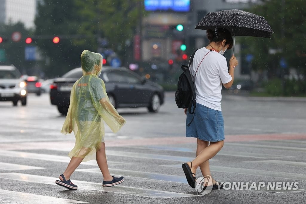 내일 낮 최고 34도 '찜통더위'…곳곳에 소나기