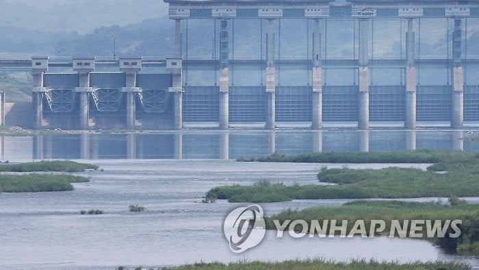 경기 연천 임진강서 여성 시신 발견…김일성 배지 착용