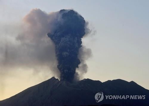 일본 사쿠라지마 화산 분화…분출 돌 2.5㎞ 날아가