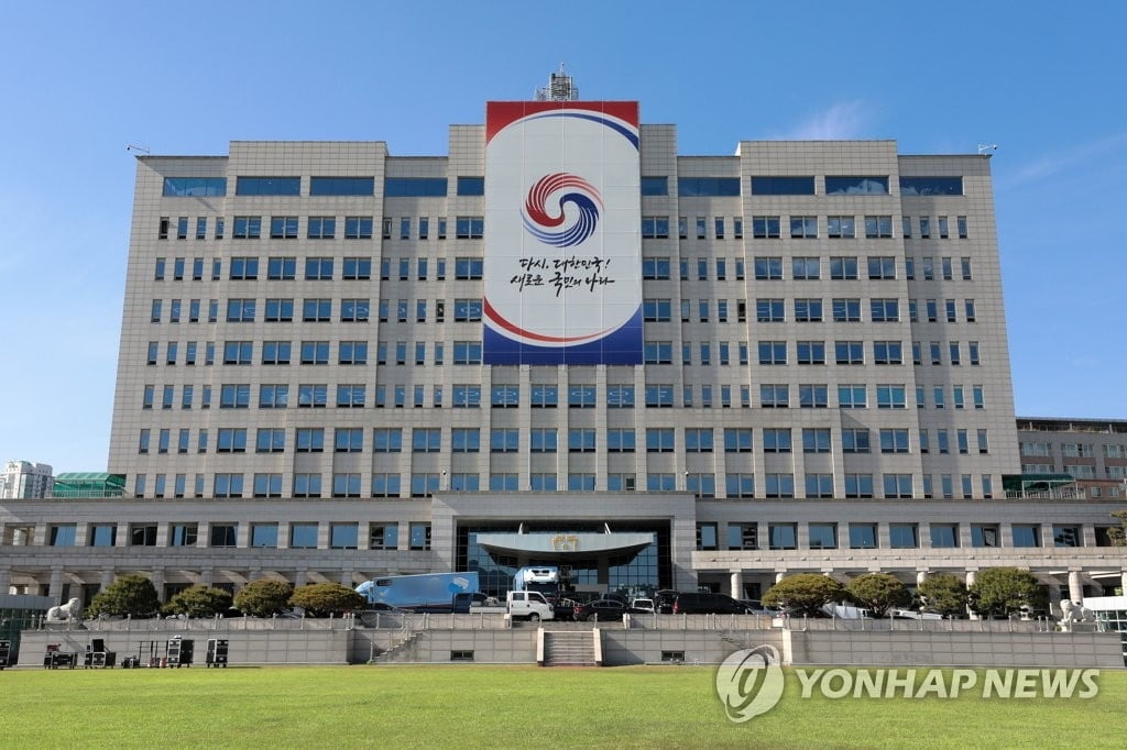 '사적채용 논란' 9급 직원 부친, 선관위원직 사임