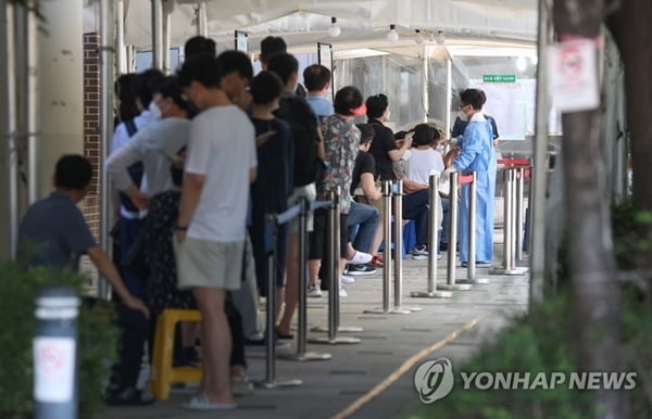 석달만에 확진자 10만명 육박…진단키트·원격진료주 '강세'